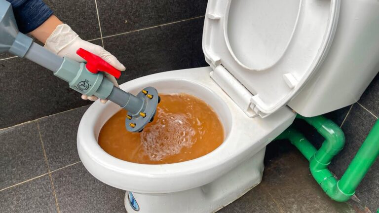 Ein einfacher Trick mit PVC-Rohr, der dein verstopftes Klo im Handumdrehen befreit…