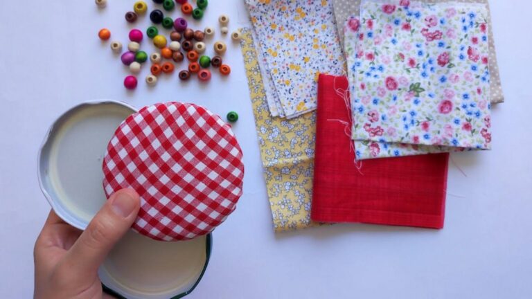 Ein alter Trick verwandelt leere Deckel und Stoffreste in stylische DIY-Schätze…