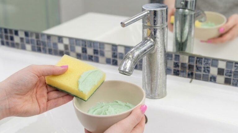 The Easiest Way to Clean Your Bathroom — Even Stubborn Water Stains Disappear!
