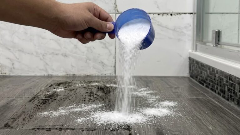 Joints moisis ? Avec cette astuce, la salle de bain paraît presque neuve