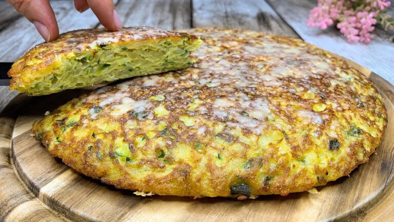 Grattugia patate e zucchine per un piatto squisito, facile e veloce!
