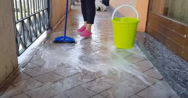 Halte deinen Balkon sauber: 4 praktische Reinigungstipps!